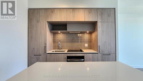 833 - 2 David Eyer Road, Richmond Hill, ON - Indoor Photo Showing Kitchen