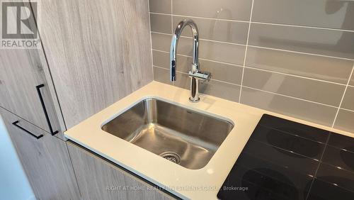 833 - 2 David Eyer Road, Richmond Hill, ON - Indoor Photo Showing Kitchen