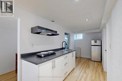 40 Radwinter Drive, Toronto, ON - Indoor Photo Showing Kitchen