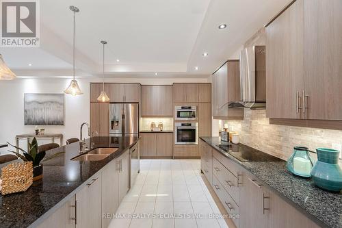 18 Falkland Road, Brampton, ON - Indoor Photo Showing Kitchen With Stainless Steel Kitchen With Double Sink With Upgraded Kitchen