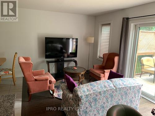 24 - 135 Hardcastle Drive, Cambridge, ON - Indoor Photo Showing Living Room