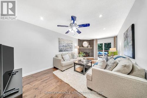 19 Mccabe Crescent, Vaughan, ON - Indoor Photo Showing Living Room