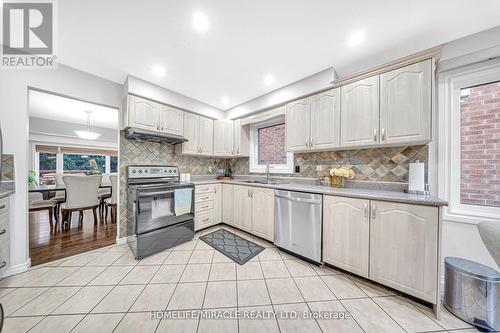 19 Mccabe Crescent, Vaughan, ON - Indoor Photo Showing Kitchen