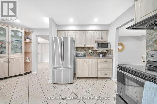 19 Mccabe Crescent, Vaughan, ON - Indoor Photo Showing Kitchen