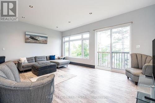 15512 County Road 27, Springwater, ON - Indoor Photo Showing Living Room