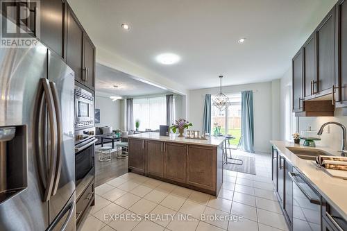 6 Morley Crescent, Whitby, ON - Indoor Photo Showing Kitchen With Upgraded Kitchen