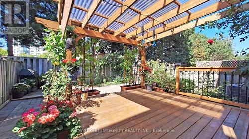 22 Lansbury Court, Vaughan, ON - Outdoor With Deck Patio Veranda