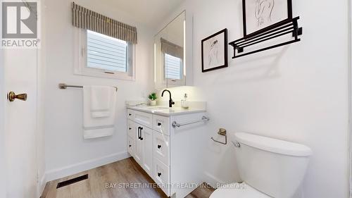 22 Lansbury Court, Vaughan, ON - Indoor Photo Showing Bathroom