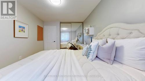 22 Lansbury Court, Vaughan, ON - Indoor Photo Showing Bedroom