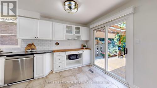 22 Lansbury Court, Vaughan, ON - Indoor Photo Showing Kitchen