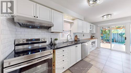 22 Lansbury Court, Vaughan, ON - Indoor Photo Showing Kitchen