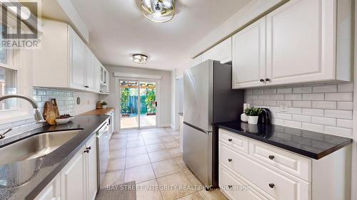 22 Lansbury Court, Vaughan, ON - Indoor Photo Showing Kitchen