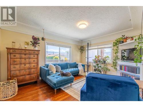 860 Fairview Road, Oliver, BC - Indoor Photo Showing Living Room