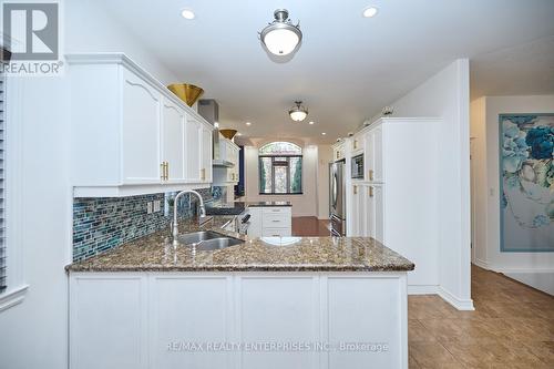 4085 Highland Park Drive, Lincoln, ON - Indoor Photo Showing Kitchen With Double Sink