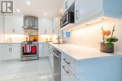 1698 Chester Drive, Caledon, ON - Indoor Photo Showing Kitchen With Upgraded Kitchen