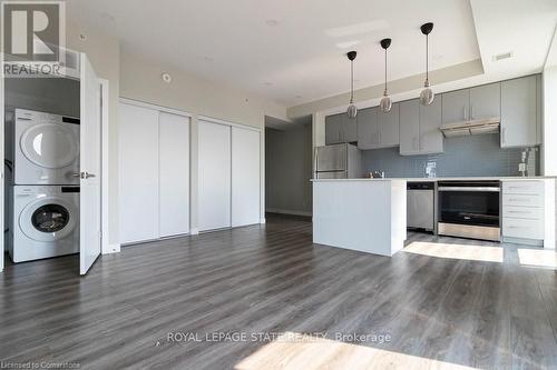 2302 - 15 Queen Street S, Hamilton, ON - Indoor Photo Showing Kitchen