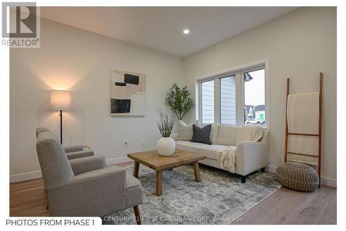 6681 Hayward Drive, London, ON - Indoor Photo Showing Living Room