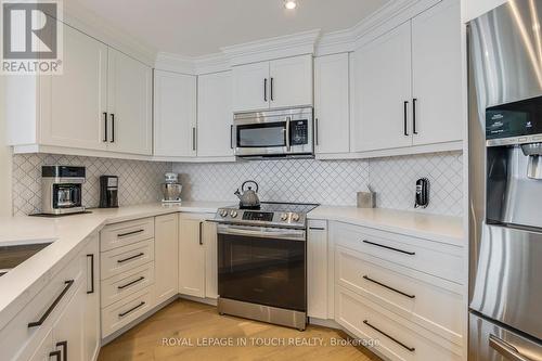 1011 - 2 Toronto Street S, Barrie, ON - Indoor Photo Showing Kitchen With Upgraded Kitchen