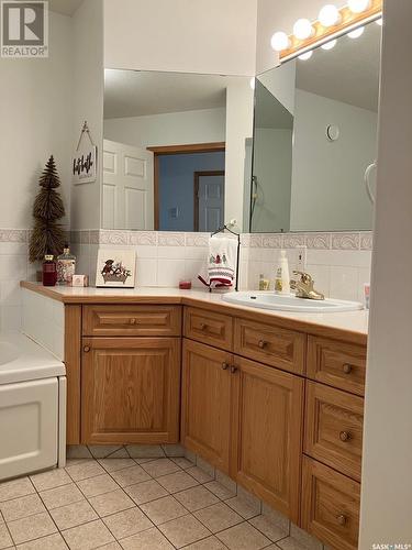 324 5Th Street N, Nipawin, SK - Indoor Photo Showing Bathroom