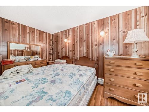 4422 Ada Bv Nw, Edmonton, AB - Indoor Photo Showing Bedroom