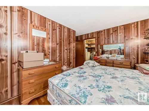 4422 Ada Bv Nw, Edmonton, AB - Indoor Photo Showing Bedroom