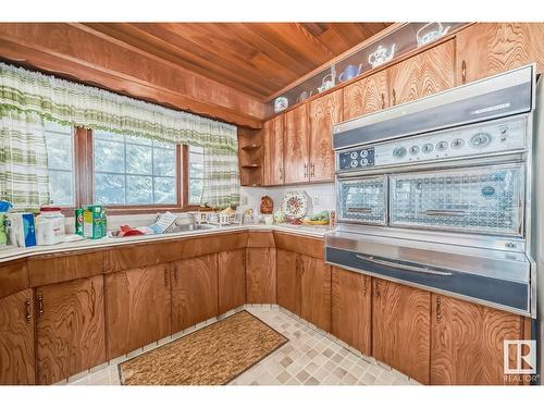 4422 Ada Bv Nw, Edmonton, AB - Indoor Photo Showing Kitchen