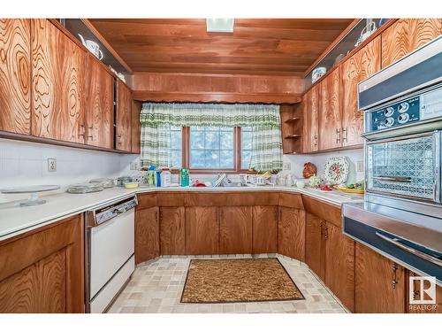 4422 Ada Bv Nw, Edmonton, AB - Indoor Photo Showing Kitchen