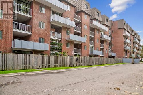 237 - 3025 The Credit Woodlands Drive, Mississauga, ON - Outdoor