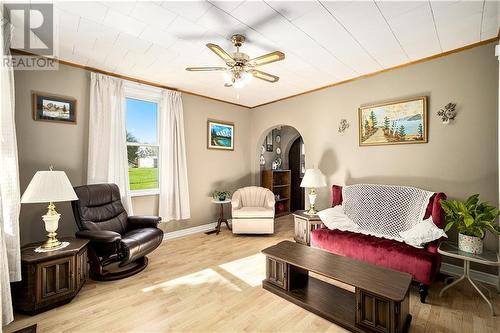 1128 Drummond Concession 9A Road, Perth, ON - Indoor Photo Showing Living Room