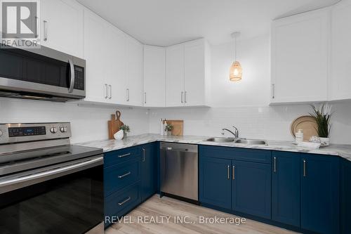 31 Frederick Street, Orillia, ON - Indoor Photo Showing Kitchen With Double Sink With Upgraded Kitchen