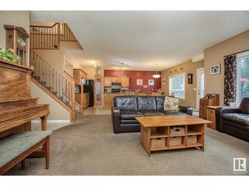 16532 61 St Nw, Edmonton, AB - Indoor Photo Showing Living Room