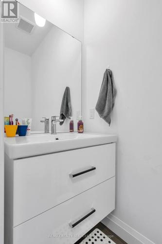 88 Poole Crescent, Middlesex Centre, ON - Indoor Photo Showing Bathroom