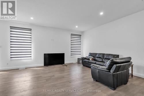 88 Poole Crescent, Middlesex Centre, ON - Indoor Photo Showing Living Room