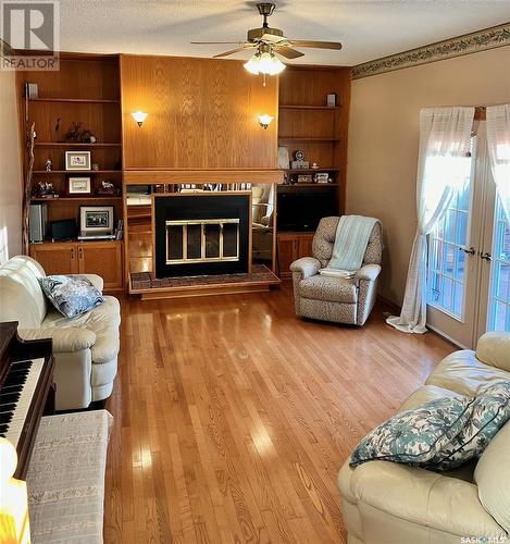 423 Whiteshore Court, Saskatoon, SK - Indoor Photo Showing Living Room With Fireplace