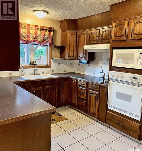 423 Whiteshore Court, Saskatoon, SK - Indoor Photo Showing Kitchen With Double Sink