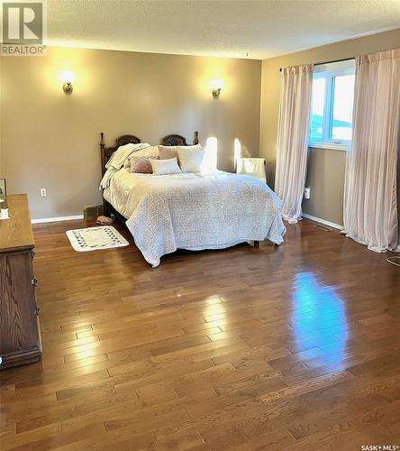 423 Whiteshore Court, Saskatoon, SK - Indoor Photo Showing Bedroom