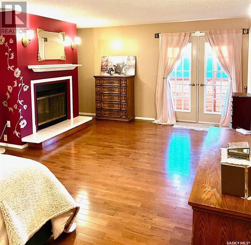 423 Whiteshore Court, Saskatoon, SK - Indoor Photo Showing Living Room With Fireplace