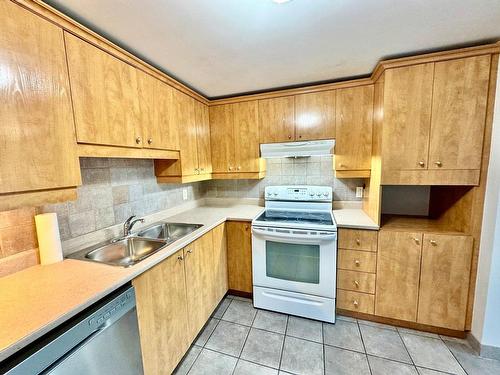 Kitchen - 413-18 Ch. Du Bord-Du-Lac-Lakeshore, Pointe-Claire, QC - Indoor Photo Showing Kitchen With Double Sink