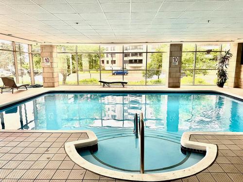 Pool - 413-18 Ch. Du Bord-Du-Lac-Lakeshore, Pointe-Claire, QC - Indoor Photo Showing Other Room With In Ground Pool