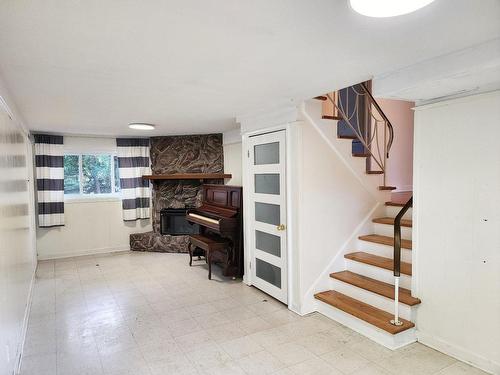 Salle familiale - 199 Av. Norwood, Pointe-Claire, QC - Indoor Photo Showing Other Room With Fireplace