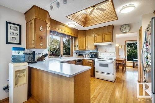 10706 33A Av Nw, Edmonton, AB - Indoor Photo Showing Kitchen