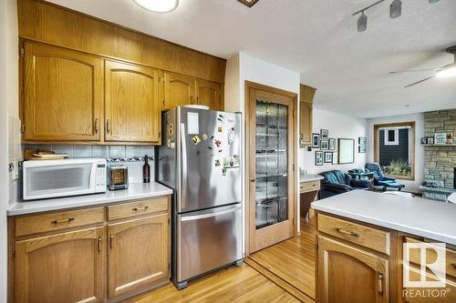 10706 33A Av Nw, Edmonton, AB - Indoor Photo Showing Kitchen