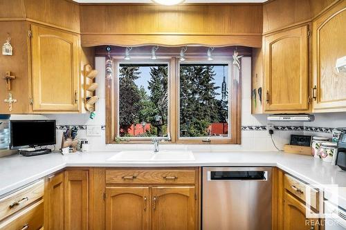 10706 33A Av Nw, Edmonton, AB - Indoor Photo Showing Kitchen