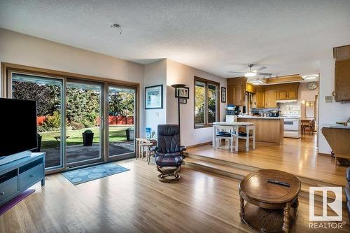 10706 33A Av Nw, Edmonton, AB - Indoor Photo Showing Living Room