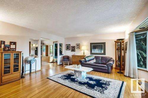 10706 33A Av Nw, Edmonton, AB - Indoor Photo Showing Living Room