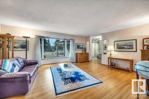 10706 33A Av Nw, Edmonton, AB - Indoor Photo Showing Living Room