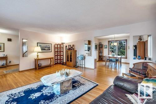 10706 33A Av Nw, Edmonton, AB - Indoor Photo Showing Living Room