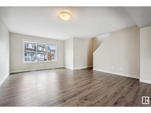 #55 1391 Starling Dr Nw, Edmonton, AB - Indoor Photo Showing Living Room