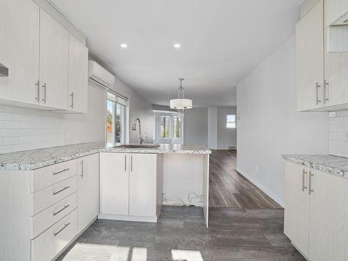 Kitchen - 360  - 364 Rue St-Henri, La Prairie, QC - Indoor Photo Showing Kitchen With Upgraded Kitchen