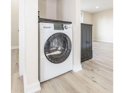 Bsmt-97 East 26Th St, Hamilton, ON - Indoor Photo Showing Laundry Room